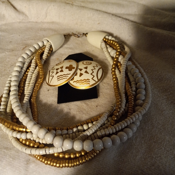 Used,not new choker length wood bead necklace and matching clip on earrings. - Picture 2 of 4